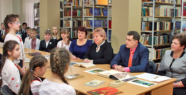У спеціалізованій школі №115 ім. І.Огієнка відкрили виставку «Тарасові джерела»