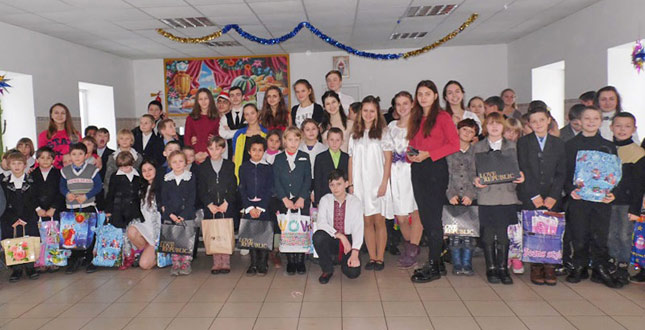Учні школи № 173 привітали зі святами ровесників із Старобасанського інтернату в Чернігівській області